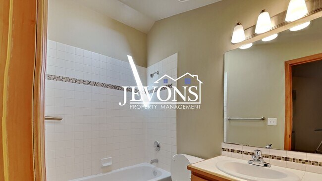 Building Photo - Charming two-story condo with two master suites - Pet Friendly!