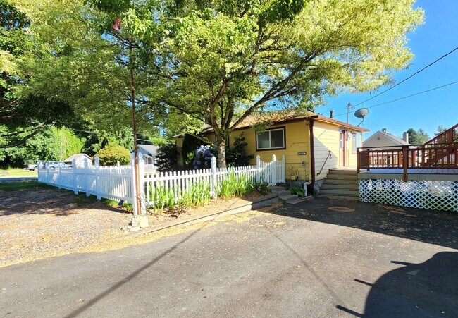 Building Photo - 10914 Willow Rd