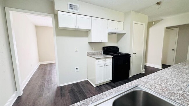 Building Photo - 10418 Towne Oak Ln