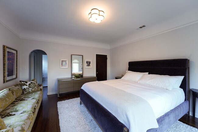 Building Photo - 6 Bed 5 Bath House with Fully Converted Co...