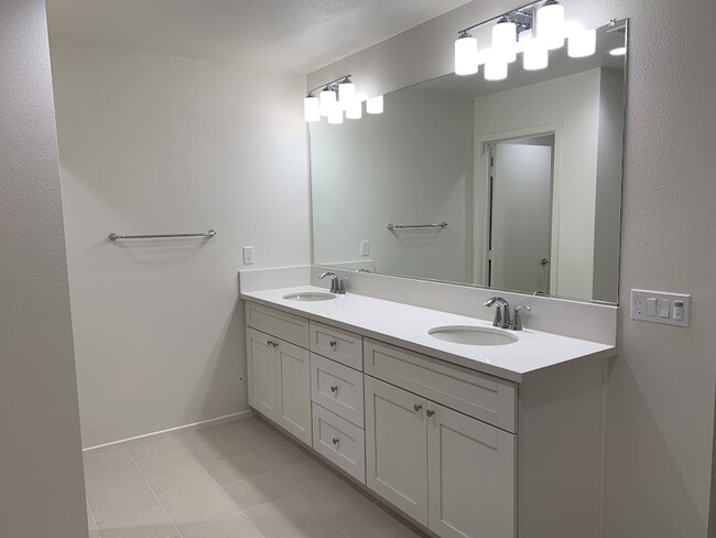 Building Photo - 4400 Lilac Cir
