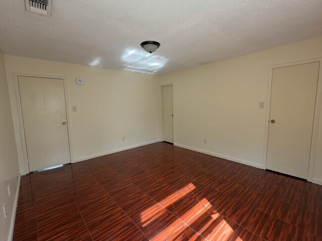 Building Photo - 1527 Lazy Spring Dr