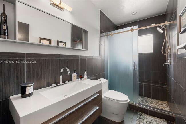 Building Photo - 425 NE 114th St