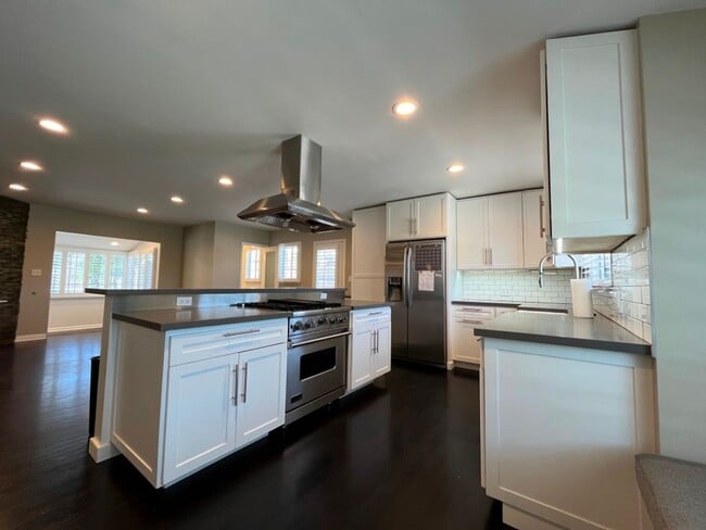 Building Photo - READY FOR MOVE-IN! 3+2.5 w/appliances + great backyard!
