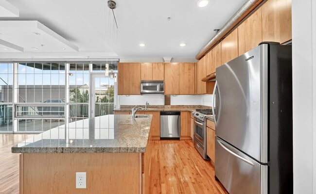 Building Photo - Stunning 3 bedroom Loft