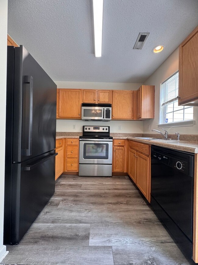 Building Photo - 2Br 1.5BA Townhome in Bridford Downs