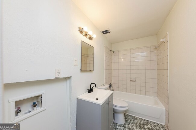 Building Photo - 210 Oak Dr SE