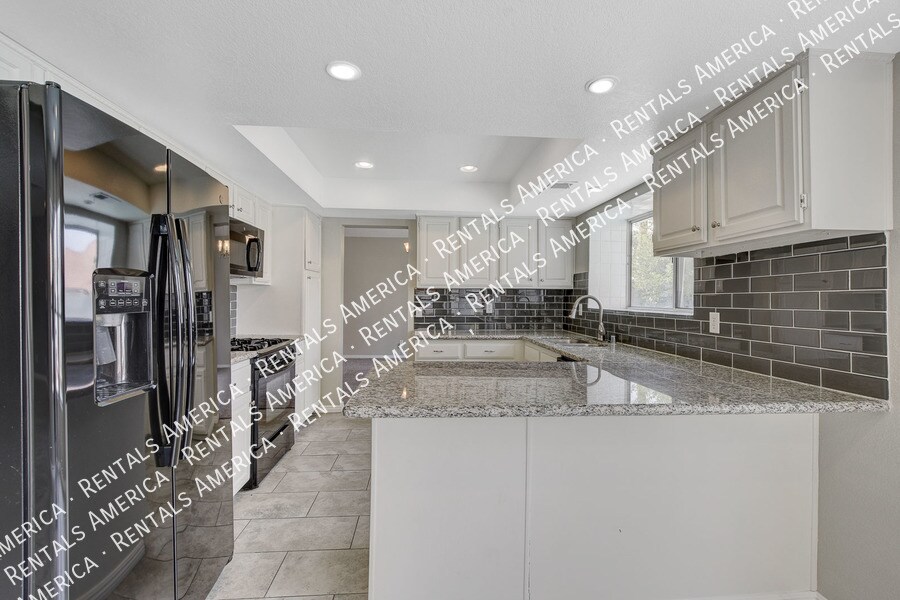 Building Photo - 319 Simon Bolivar Dr