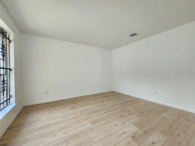 Building Photo - 1602 W Gulf Bank Rd