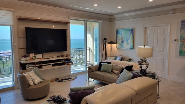 Building Photo - Seasonal only-beautifully renovated downto...