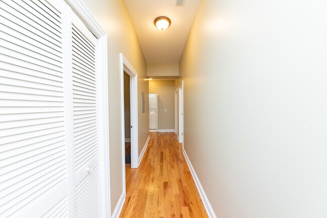 Building Photo - 3927 N Clarendon-1R
