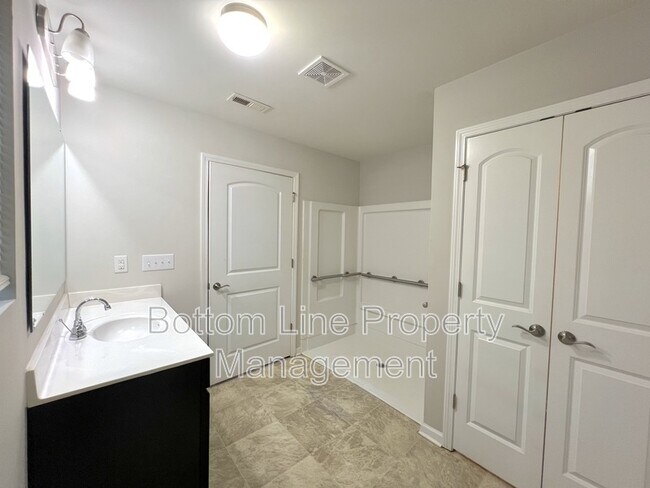 Building Photo - 636 Newfound Hollow Dr