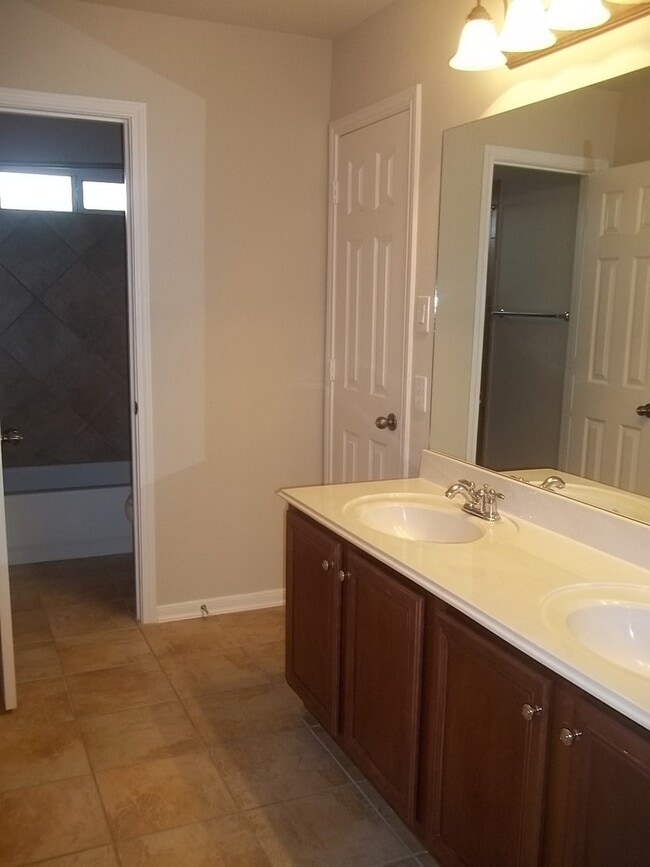 Building Photo - BEAUTIFUL HOME IN A GATED COMMUNITY!