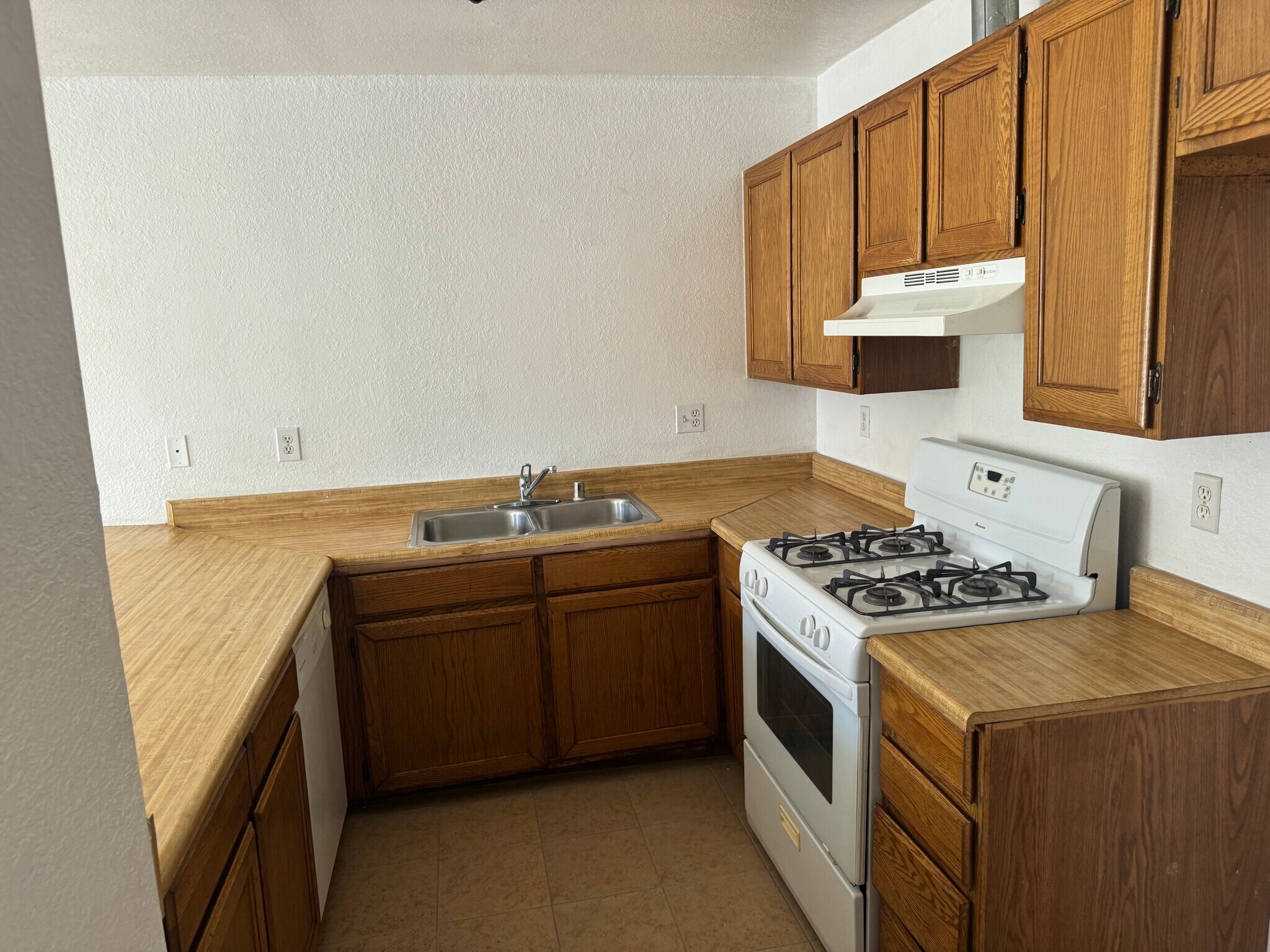 Building Photo - 13901 Caliente Dr