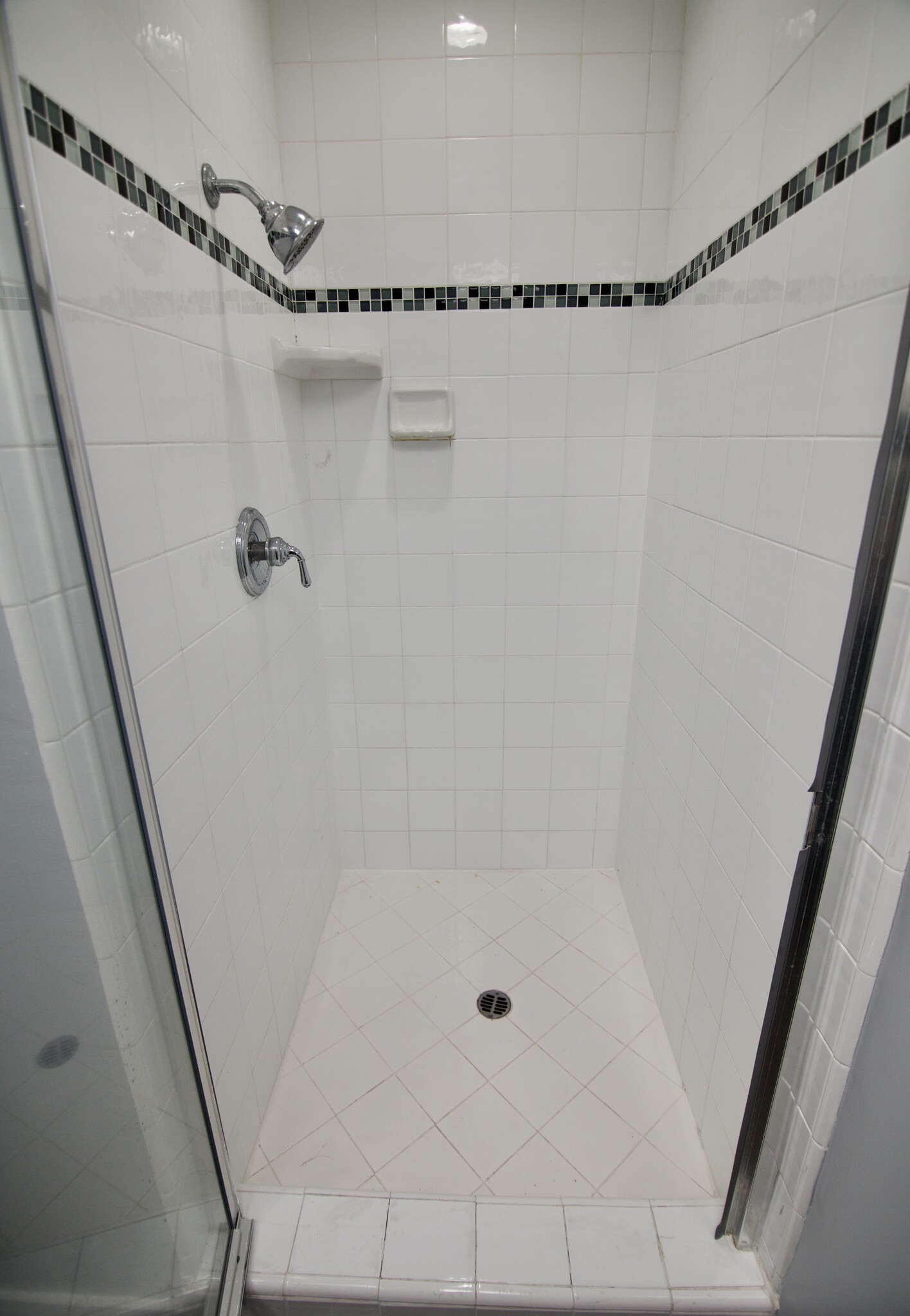 shower - 366 S Barrington Ave