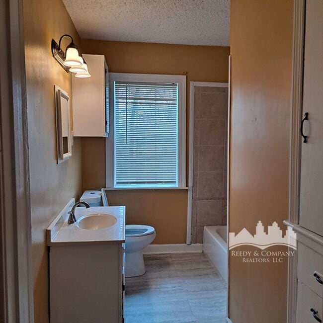 Building Photo - 2949 Yale Ave