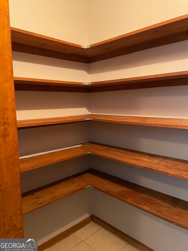 Building Photo - 211 N Woodvalley Dr