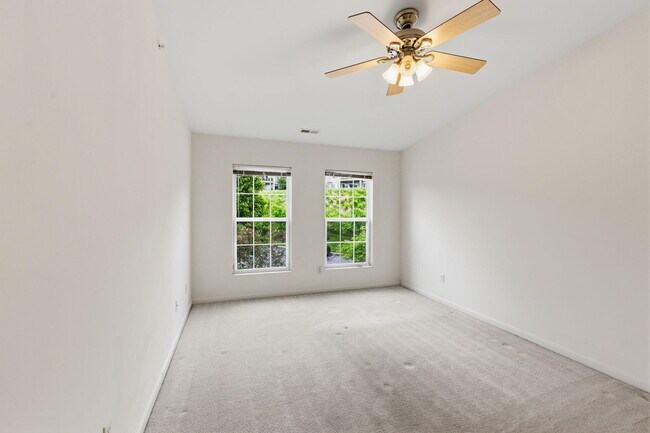 Building Photo - 323 Skyview Ct