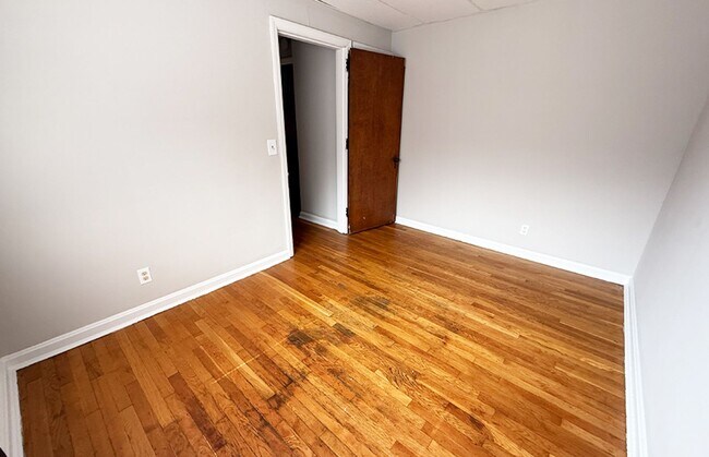 Building Photo - 956 Ludlow Ave