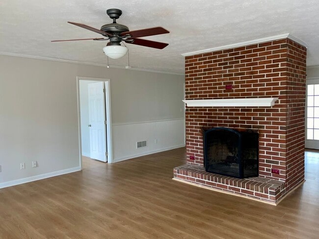 Building Photo - Spacious Updated 3 Bed/2 Bath Situated on a Private Lot!