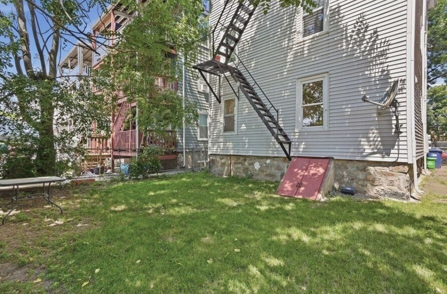 Building Photo - 91 Burrell St
