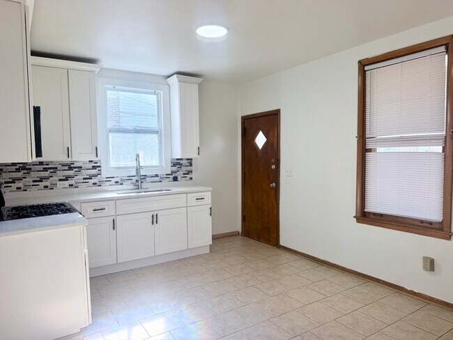 Building Photo - 1633 W 38th St