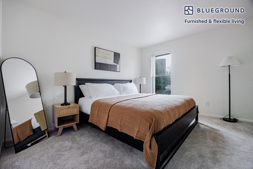 Building Photo - 10983 Bluffside Dr