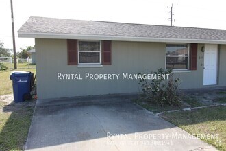 Building Photo - 2/2 Duplex in Venice with Laundry!