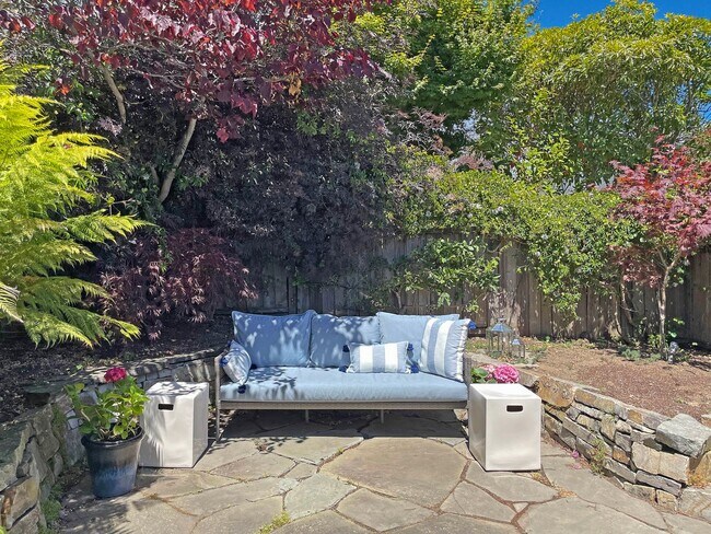 Building Photo - Remodeled and Modern, Open Floor-plan, Lux...
