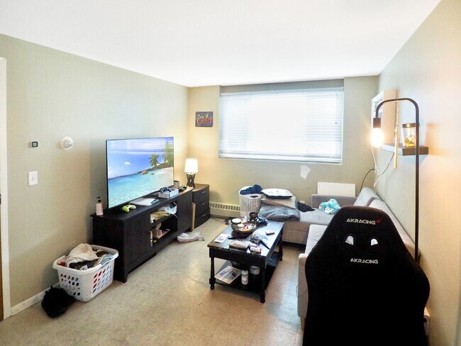Building Photo - Clean and open 1 bedroom condo ready on Ju...