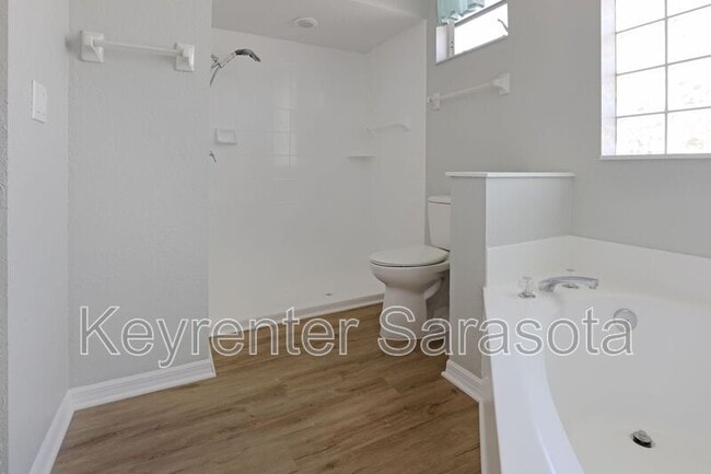 Building Photo - 4010 Green Tree Ave