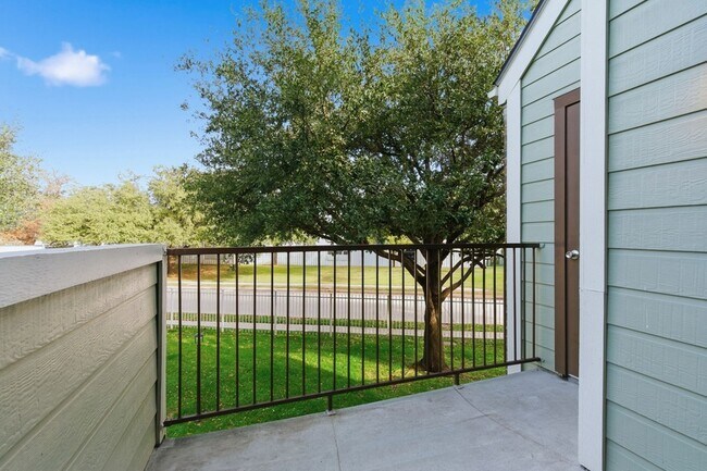 Building Photo - 3101 Sondra Dr