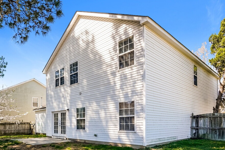 Building Photo - 8401 Neuse Hunter Dr