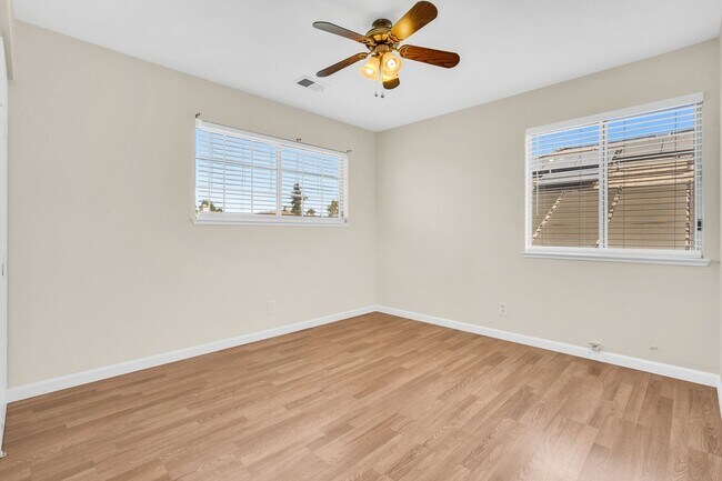 Building Photo - 880 Woodsong Ln