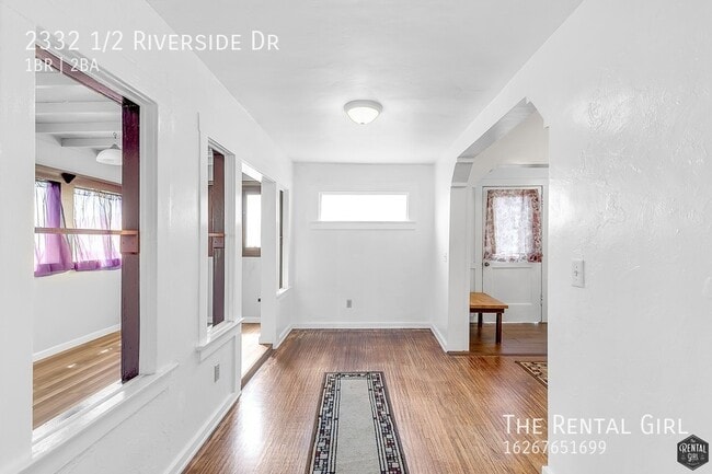 Building Photo - 2332 1/2 Riverside Dr-