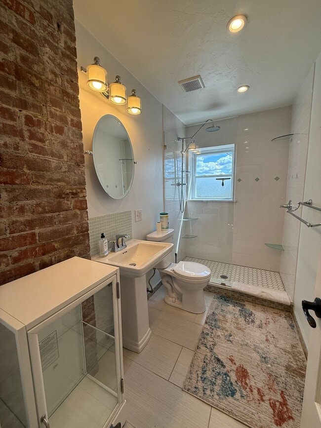 Building Photo - Charming Riverfront 2BR Walking Distance t...