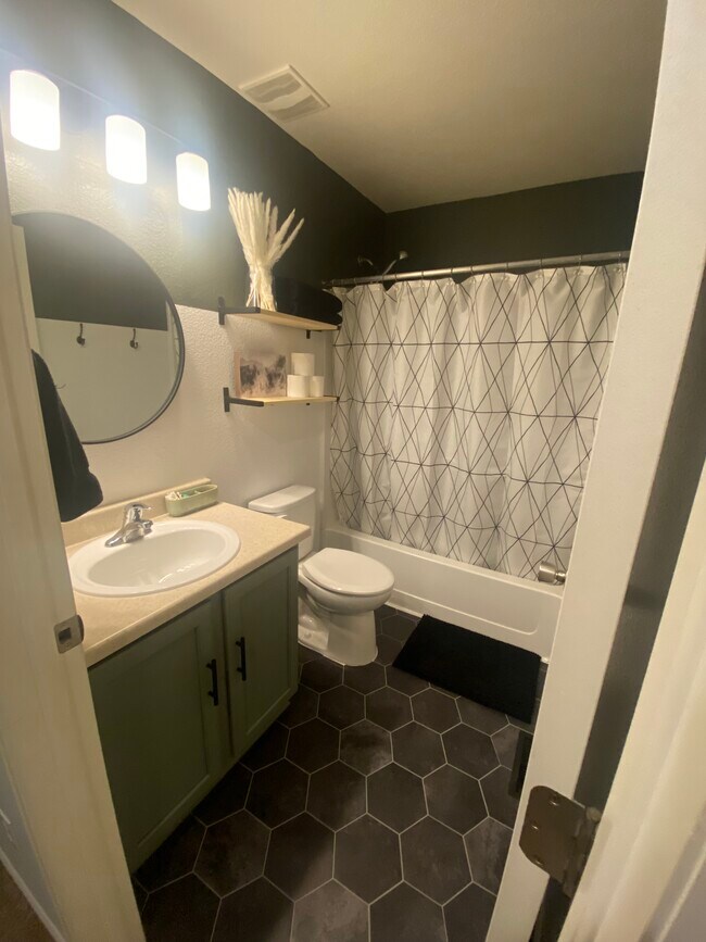 Bath 2 - Full Bath - 1918 Hogan Ct