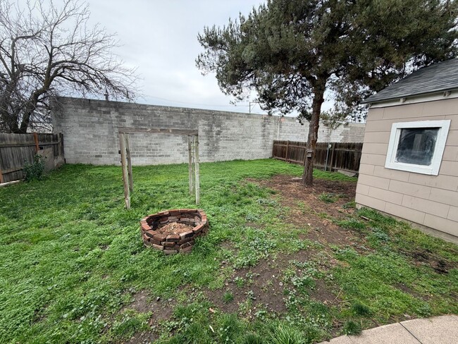 Building Photo - 2 bedroom, 2 bathroom house.