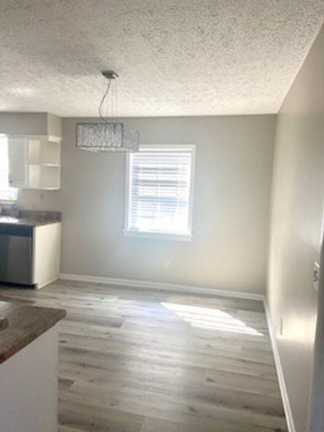 Building Photo - Beautiful home on quiet cul-de-sac! Very c...