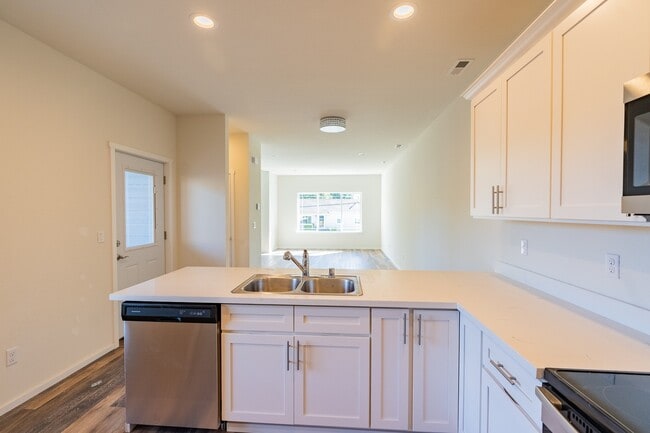 Building Photo - Large Duplex in a Quiet Location!