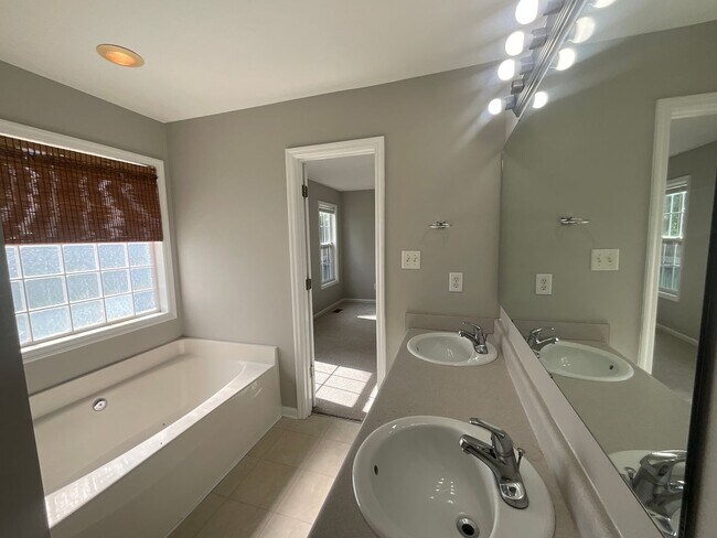 Building Photo - 35 Northview Dr