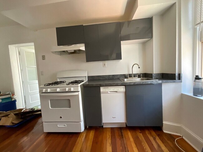 Building Photo - 624 Catharine Street