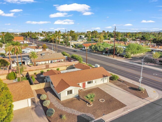 Building Photo - ASU 5 BEDROOM/ 2 BATH WITH POOL!!