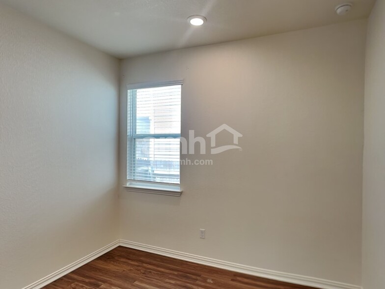 Building Photo - 280 Aspen Waters