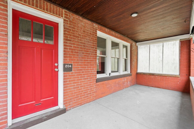 Building Photo - 204 Jucunda St