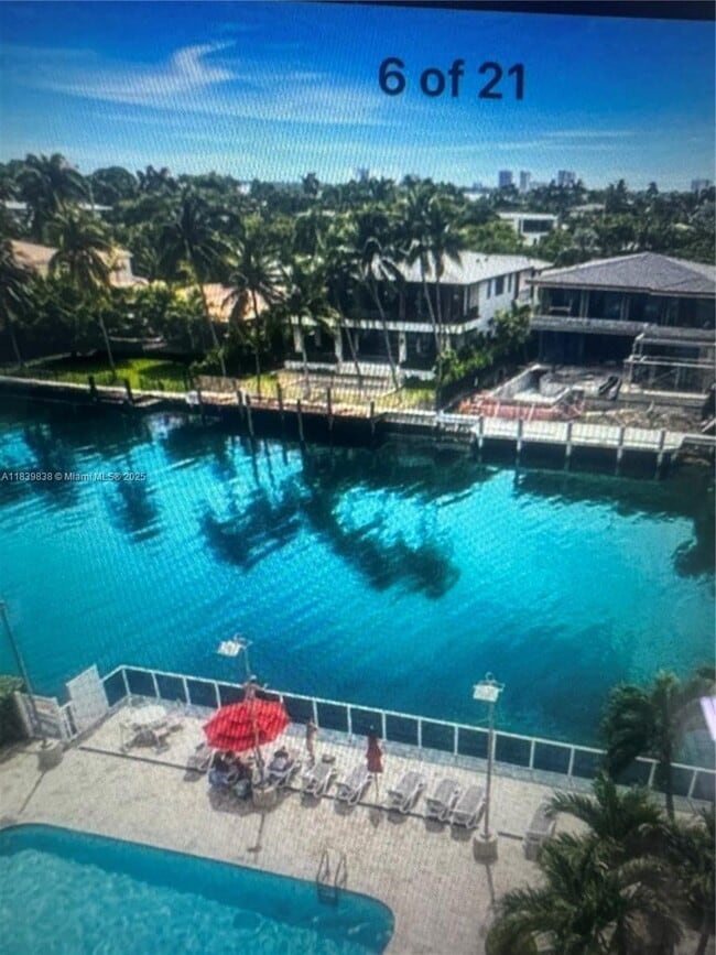 Building Photo - 9800 W Bay Harbor Dr