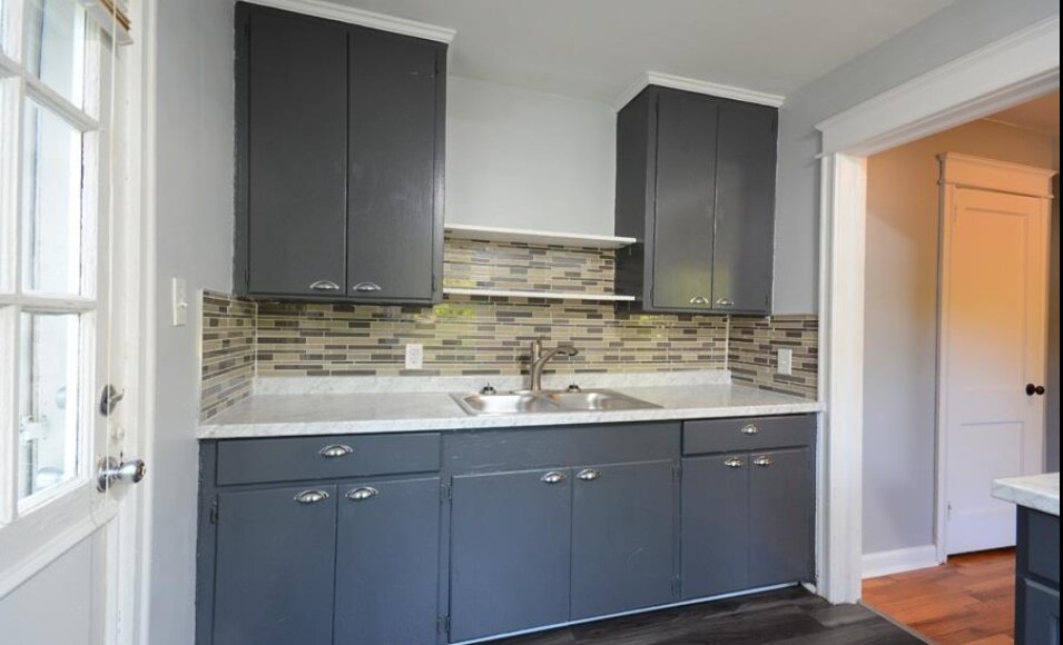 updated kitchen, appliances (Full Fridge, Oven/Stove) only one year old - 1607 Robinhood Rd