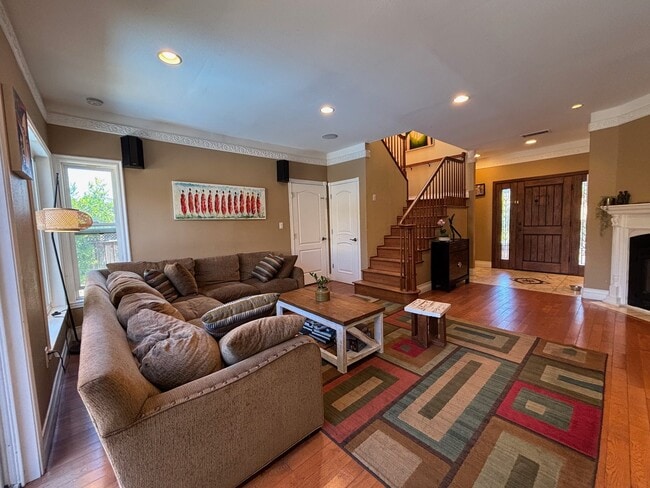 Building Photo - 596 Pettis Ave