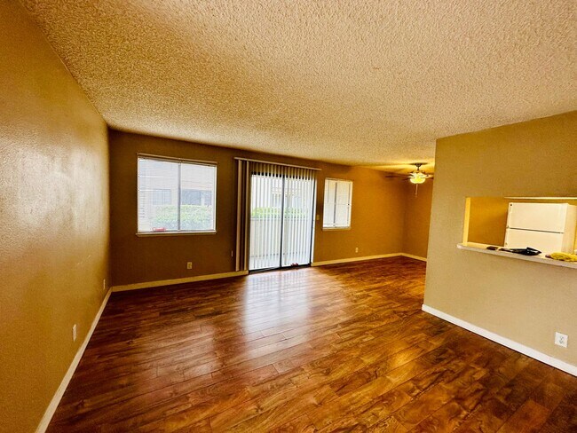 Building Photo - Downstairs 2-Bedroom Condo in Central Las ...