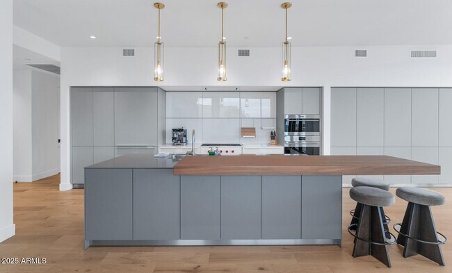 Building Photo - 5000 N Camelback Rdg Dr